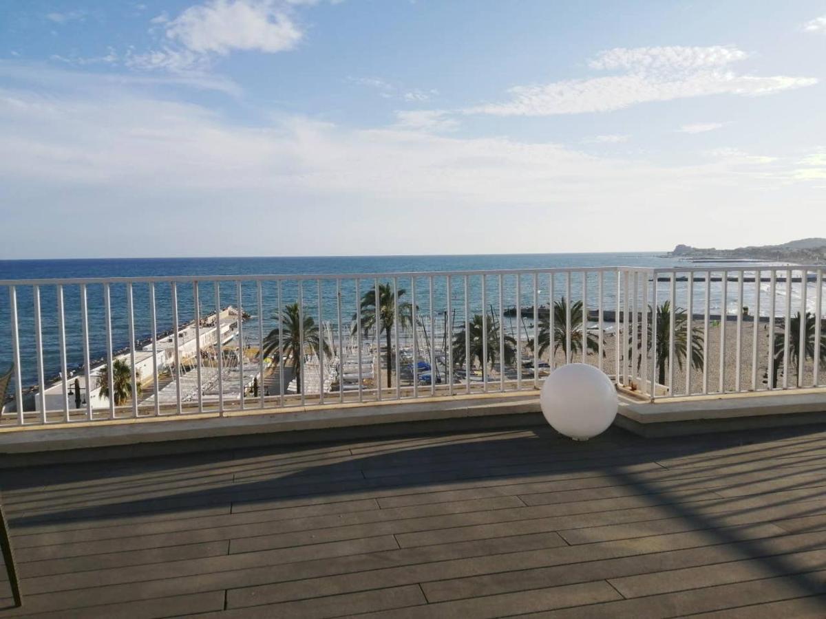 Apartamento Ático con Fantásticas Vistas al Mar y la iglesia Sitges Exterior foto