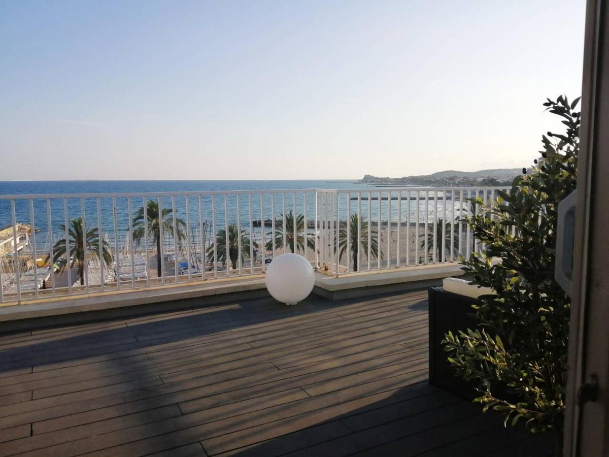 Apartamento Ático con Fantásticas Vistas al Mar y la iglesia Sitges Exterior foto
