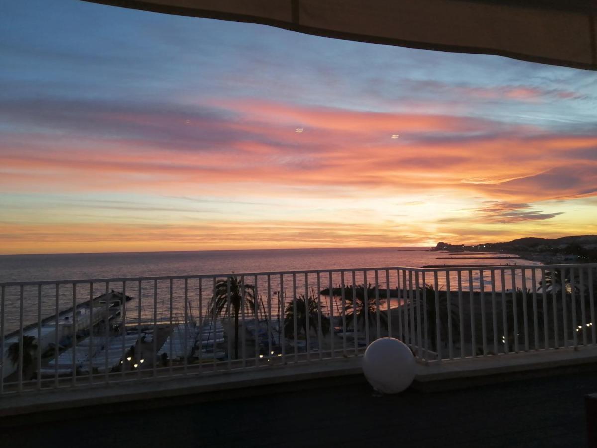 Apartamento Ático con Fantásticas Vistas al Mar y la iglesia Sitges Exterior foto