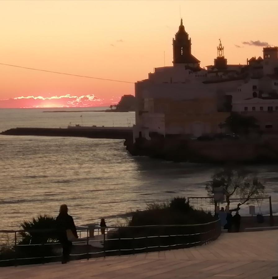 Apartamento Ático con Fantásticas Vistas al Mar y la iglesia Sitges Exterior foto