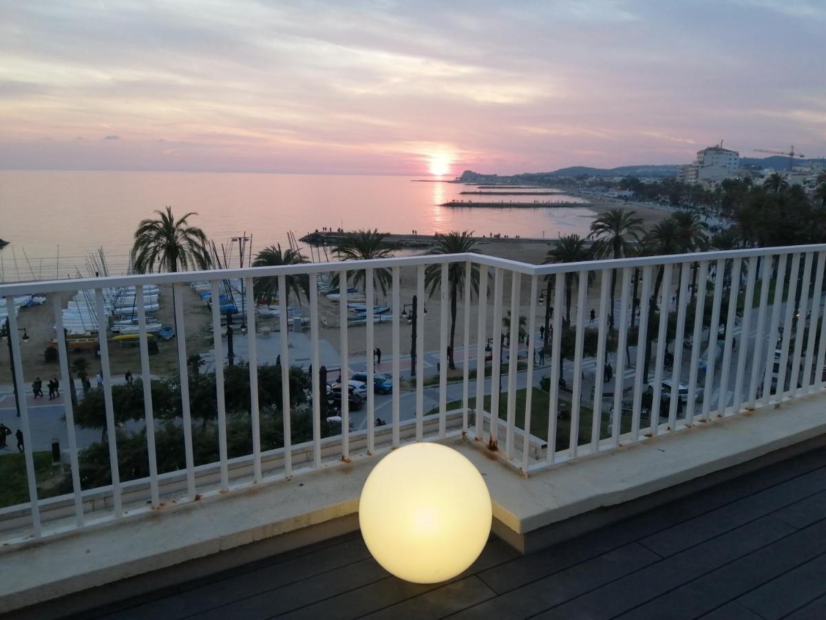 Apartamento Ático con Fantásticas Vistas al Mar y la iglesia Sitges Exterior foto