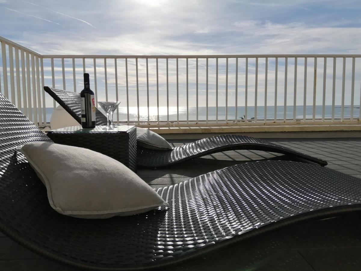 Apartamento Ático con Fantásticas Vistas al Mar y la iglesia Sitges Exterior foto